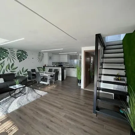 Csaladi Feszek Διαμέρισμα